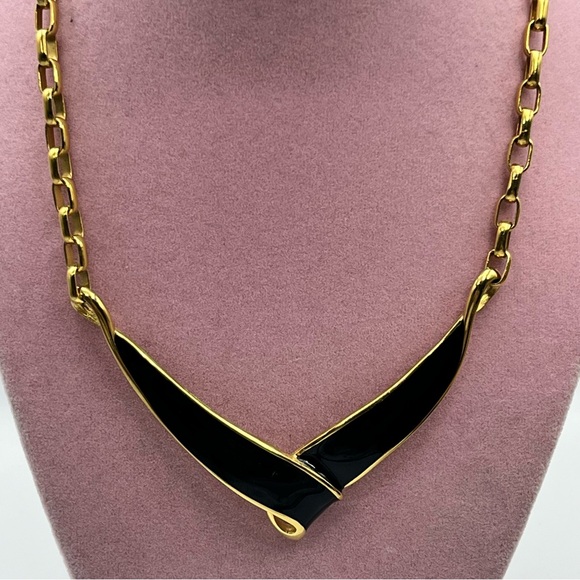 woman's vintage Elegant Black and Gold enamel chain link Necklace - Picture 3 of 8